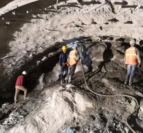 润州拱顶带模注浆料的施工流程及注意事项